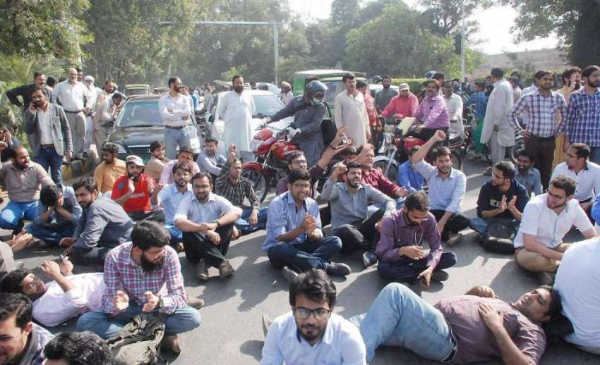 لاہور: ینگ ڈاکٹرز اپنے مطالبات کے حق میں کلب چوک میں احتجاجی ..