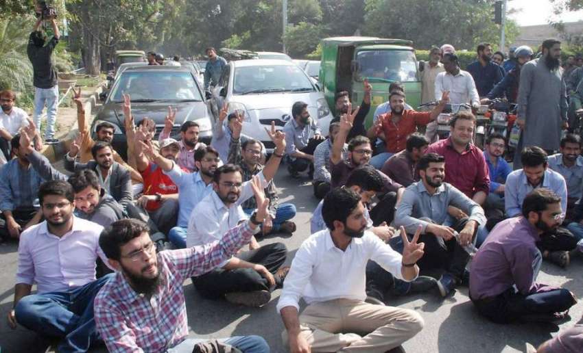 لاہور: ینگ ڈاکٹرز اپنے مطالبات کے حق میں کلب چوک میں احتجاجی ..