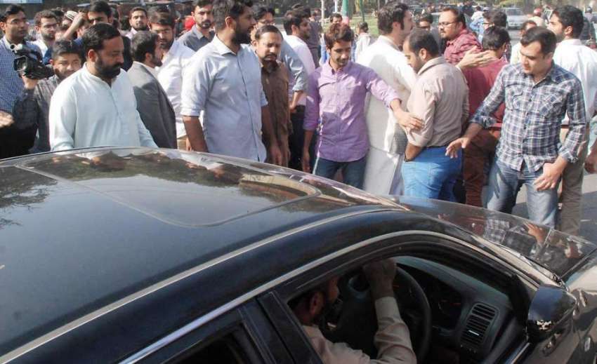 لاہور: ینگ ڈاکٹرز نے کلب چوک میں احتجاج کے دوران گاڑی کا ..