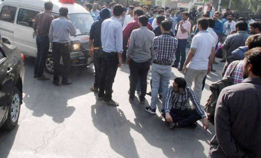لاہور: ینگ ڈاکٹرز نے کلب چوک میں احتجاج کے دوران ایمبولینس ..