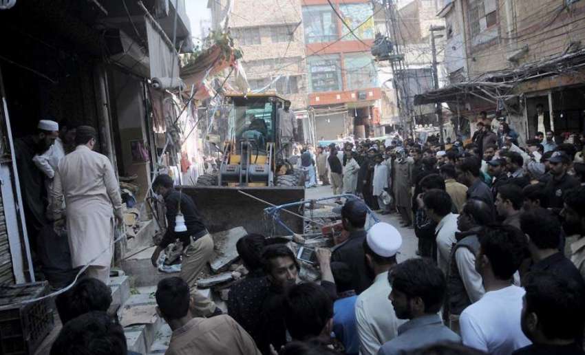 راولپنڈی: ٹاؤن میونسپل کارپوریشن کا عملہ سبزی منڈی میں تجاوزات ..