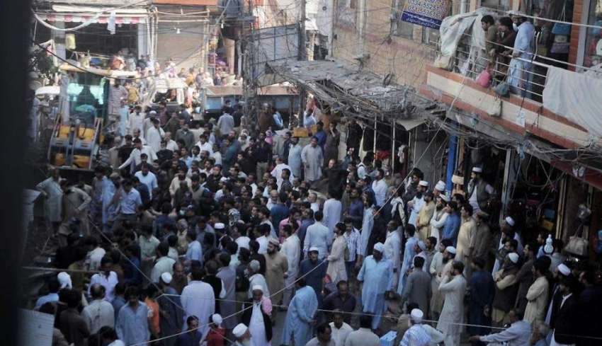 راولپنڈی: ٹاؤن میونسپل کارپوریشن کا عملہ سبزی منڈی میں تجاوزات ..