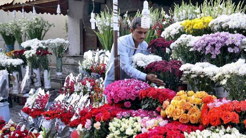 اسلام آباد: ایک دوکاندار گاہکوں کو متوجہ کرنے کے لیے خوبصورت ..