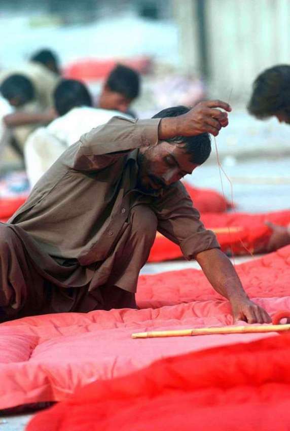 راولپنڈی: موسم سرما کے پیش نظر محنت کش فروخت کے لیے رضائیاں ..