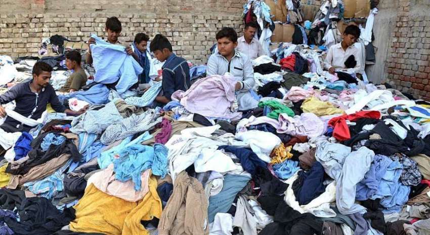 حیدر آباد: دکاندار نے سڑک کنارے پرانے کپڑے فروخت کے لیے لگا ..