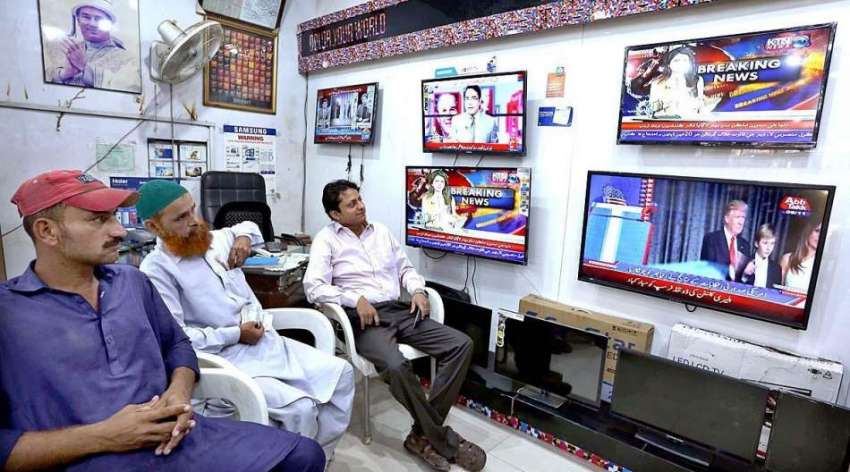 حیدر آباد: دکاندار ٹی وی سکرین پر امریکہ کے صدارتی انتخابات ..