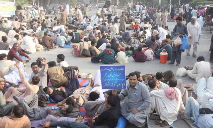لاہور: واٹر مینجمنٹ ایسوسی ایشن کے کنٹریکٹ ملازمین اپنے ..