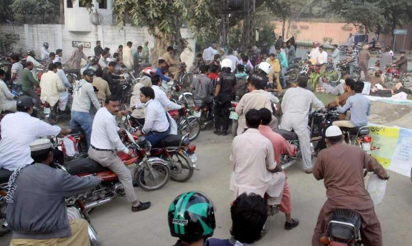 لاہور: واٹر مینجمنٹ ایسوسی ایشن کے کنٹریکٹ ملازمین کے احتجاج ..