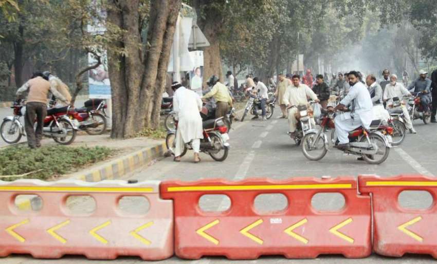 لاہور: کلب چوک میں ینگ ڈاکٹرز اور واٹر مینجمنٹ ایسوسی ایشن ..