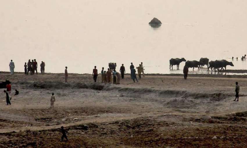 لاہور: خانہ بدوش بچے دریائے راوے کے خشک حصے میں کھیل کود ..