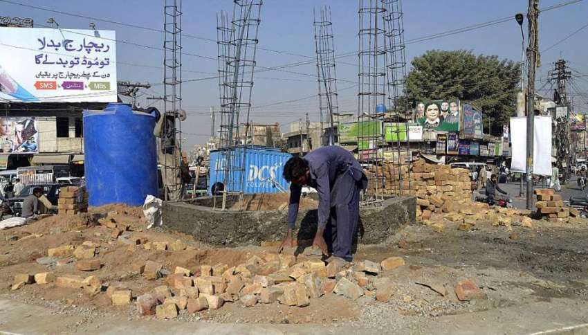 راولپنڈی: مزدور فوارہ چوک میں نئے فوارے کے تعمیراتی کام ..