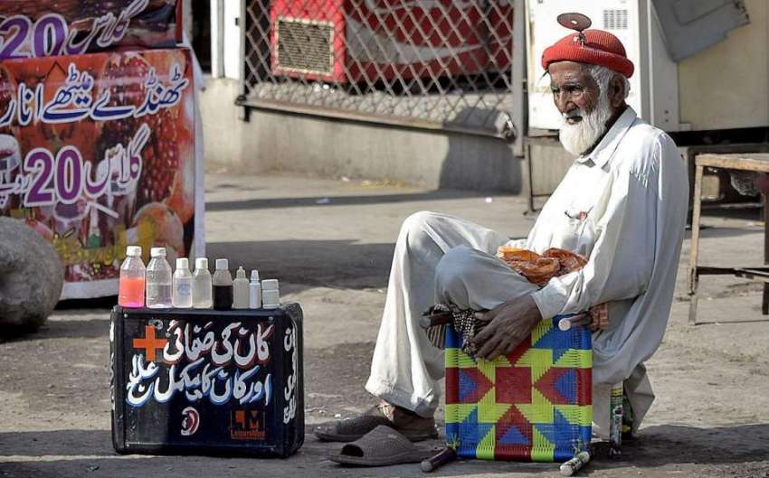 راولپنڈی: ایک معمر شخص جیسا کہ تصویر میں واضح ہے سڑک کنارے ..