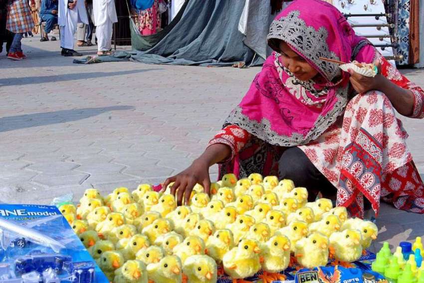 اسلام آباد: ایک خاتون محنت کش سڑک کنارے بچوں کے کھلونے فروخت ..