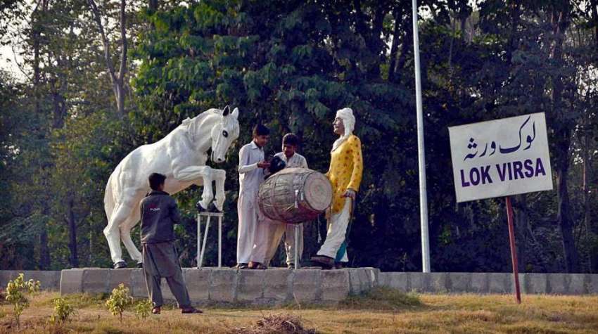 اسلام آباد: سڑک کنارے لگے گھوڑے اور انسانی مجسمے کو دیکھ ..