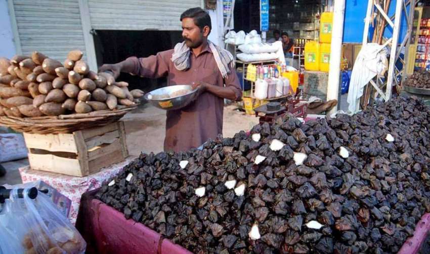 راولپنڈی: ریڑھی بان اپنی ریڑھی پر شکر قندی اور سنگھاڑے فروخت ..