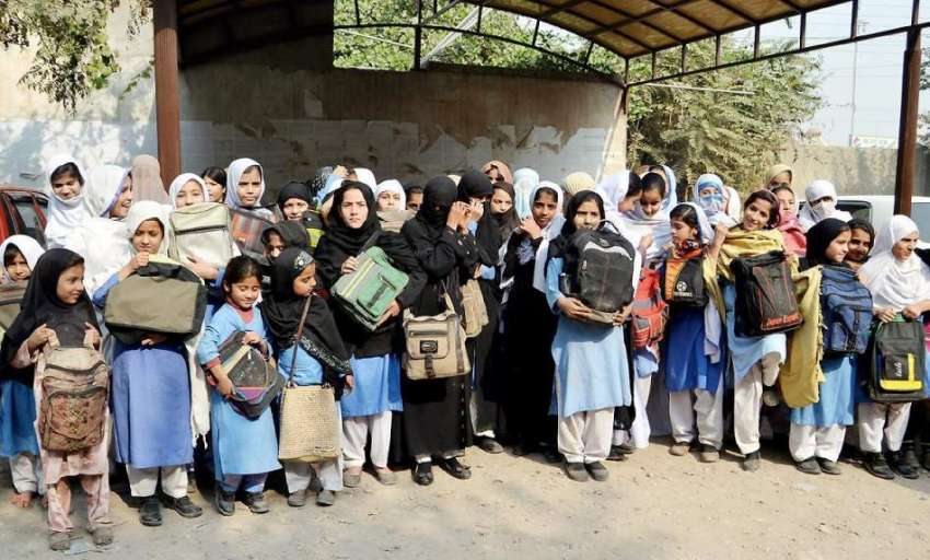 پشاور: پرائمری سکول چمکنی ون اور تھری کی طالبات سکول بندش ..