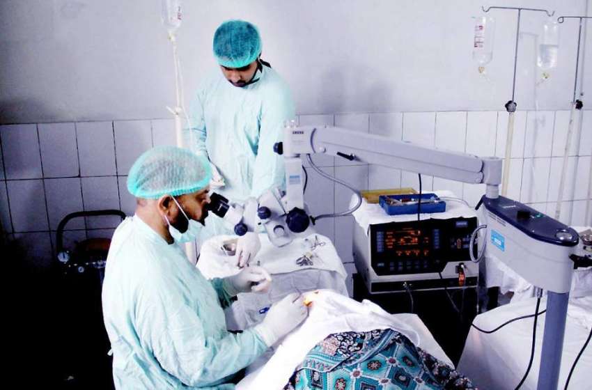 لاہور: نگینہ فری آئی کیمپ میں ڈاکٹر مریض کی آنکھ کا آپریشن ..