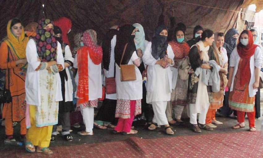 لاہور: ینگ ڈاکٹر کلب چوک میں احتجاج کے موقع پر کیمپ میں کھڑی ..