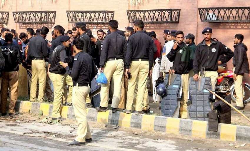لاہور: کلب چوک میں ینگ ڈاکٹر اور واٹر مینجمنٹ کے دھرنے کے ..