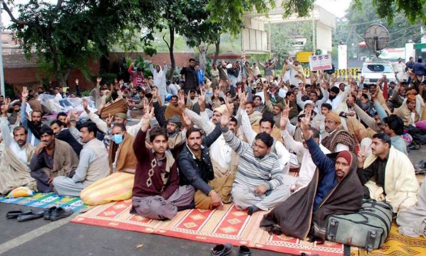 لاہور: کلب چوک میں واٹر مینجمنٹ کے ملازمین دھرنے کے دوران ..