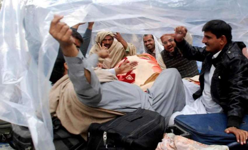 لاہور: کلب چوک میں واٹر مینجمنٹ کے ملازمین دھرنے کے دوران ..