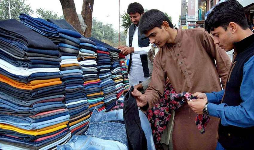 اسلام آباد: شہری ایک سٹال سے پرانے گرم کپڑے پسند کر رہے ہیں۔