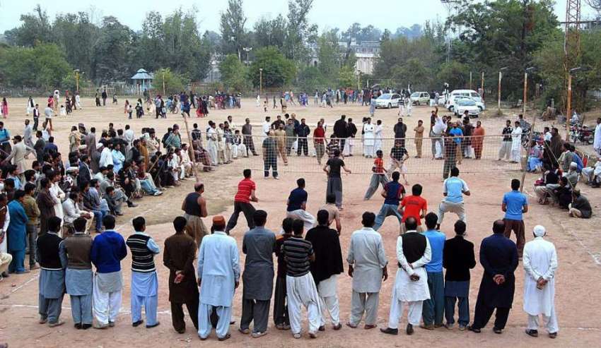 اسلام آباد: مقامی رہائشی والی بال میچ کھیل رہے ہیں۔