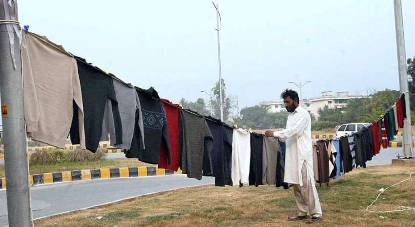 اسلام آباد: محنت کش سڑک کنارے پرانے گرم کپڑے فروخت کے لیے ..