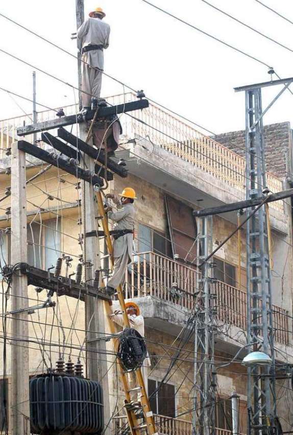 راولپنڈی: واپڈا اہلکار بجلی کی تاروں کی مرمت کر رہے ہیں۔