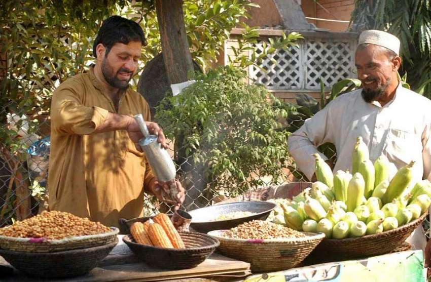 راولپنڈی: شہری ایک ریڑھی بان سے بھنے ہوئے چنے خرید رہا ہے۔