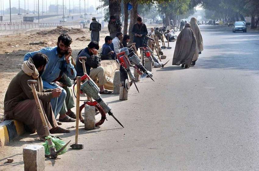 راولپنڈی: دیہاڑی پر کام کرنے والے مزدور کام کے انتظار میں ..
