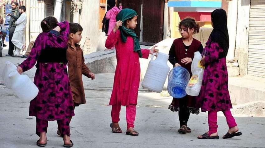 راولپنڈی: بچے پلاسٹک کی بوتلوں میں پینے کا پانے بھرنے کے ..
