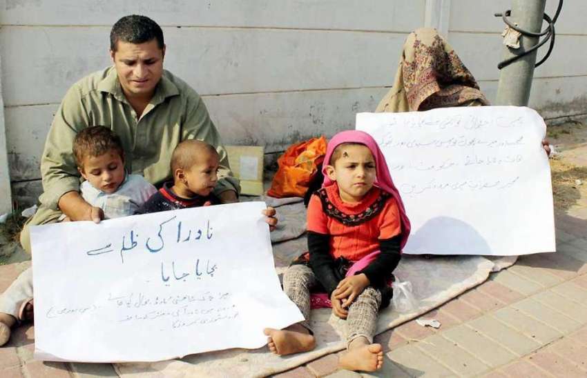 پشاور: بھانہ ماڑی کا رہائشی شفیع خان اپنے اہل خانہ کے ہمراہ ..
