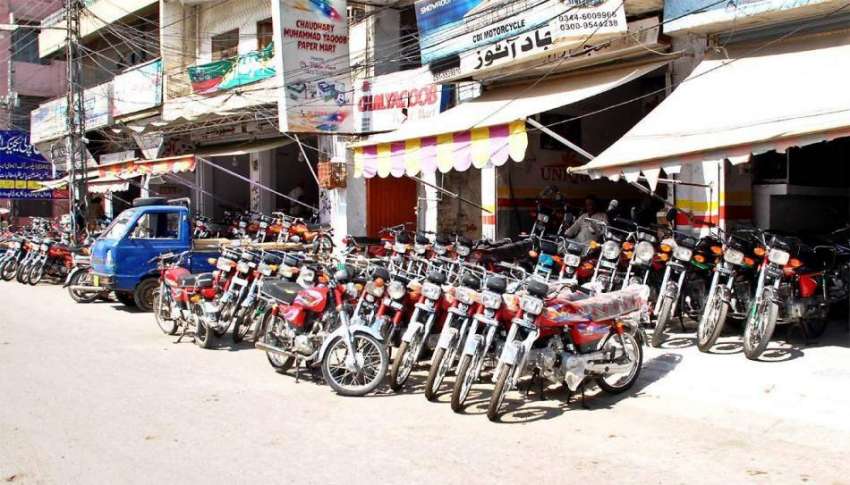 راولپنڈی: لیاقت روڈ کے فٹ پاتھ پر دکانداروں نے قبصہ جما رکھا ..