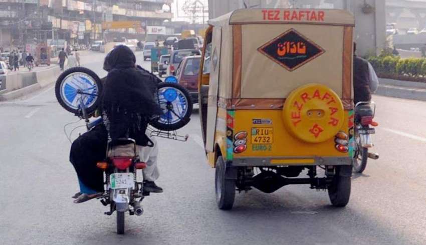 راولپنڈی: موٹر سائیکل سوار فیملی بچوں کی سائیکل موٹر سائیکل ..