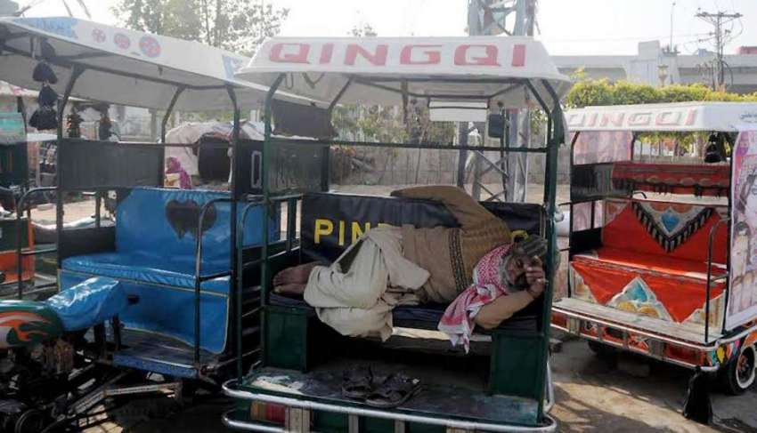 راولپنڈی: چنگچی ڈرائیور سواریاں نہ ہونے کے باعث اپنی چنگچی ..