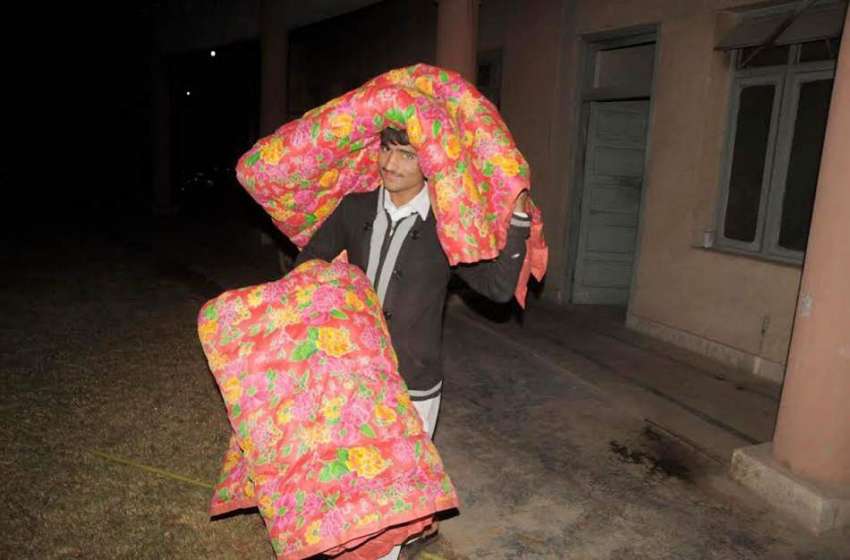 راولپنڈی: سردی میں اضافے کے باعث ایک لڑکا رضائیاں اٹھائے ..