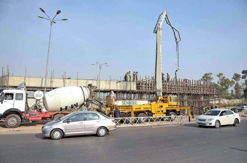 اسلام آباد: مزدور کورل انٹر چینچ منصوبے کے تعمیراتی کام ..