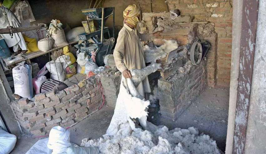 اسلام آباد: محنت کش رضائیوں میں بھرنے کے لیے روئی پینجے سے ..