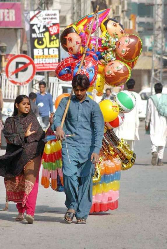 راولپنڈی: محنت کش پلاسٹک کے کھلونے اور غبارے فروخت کر رہا ..