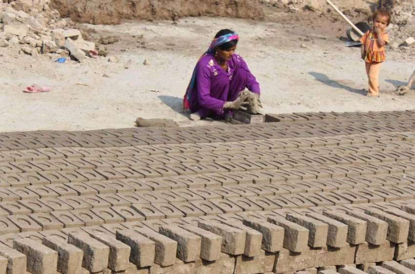 ملتان: مزدور خاتون بھٹے پر اینٹیں بنانے میں مصروف ہے۔