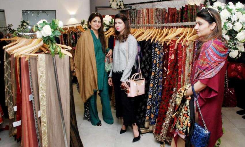 لاہور: خواتین مقامی ہوٹل میں منعقدہ نمائش میں گرم ملبوسات ..
