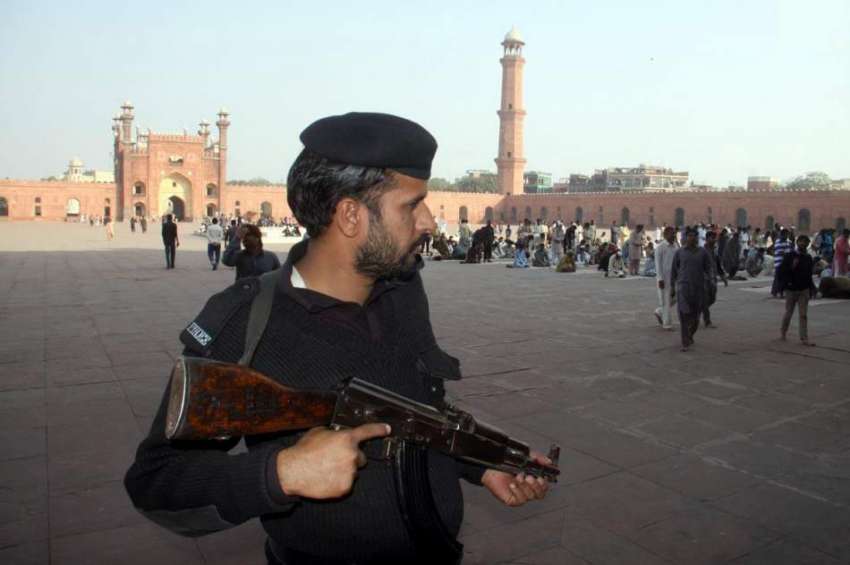 لاہور: بادشاہی مسجد میں علی ہجویری کانفرنس کے موقع پر پولیس ..