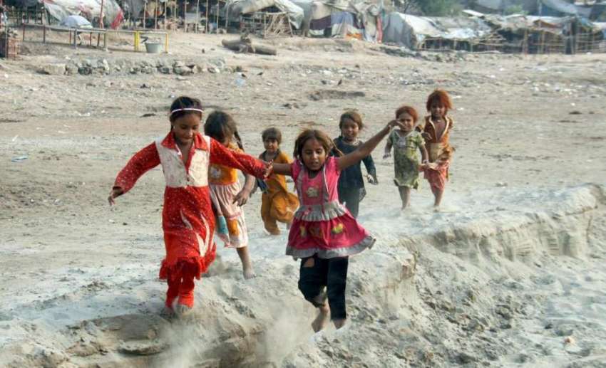لاہور: بند روڈ کچی آبادی میں بچے کھیل کود میں مصروف ہیں۔
