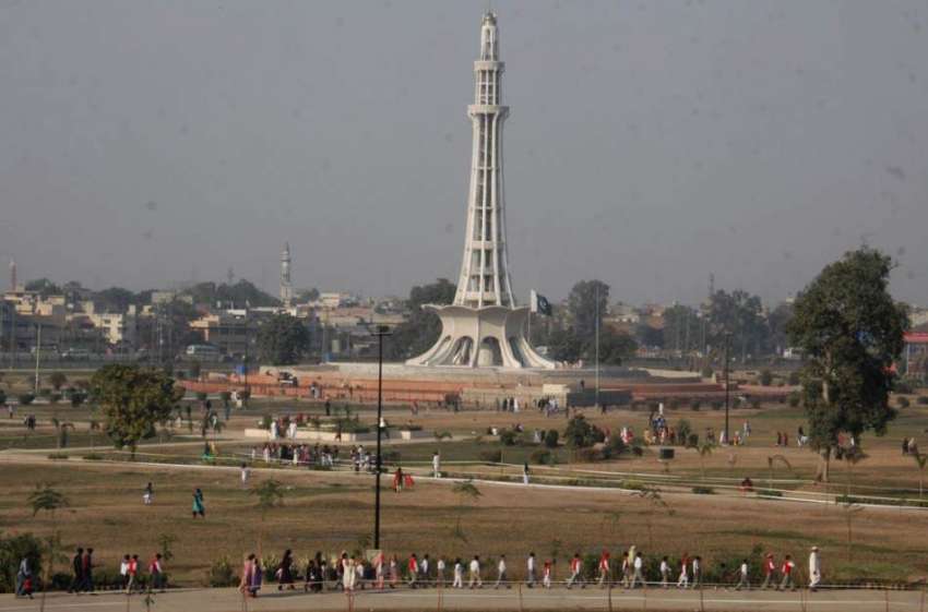 لاہور: شہری مینار پاکستان گراؤنڈ میں سیرو تفریح کر رہے ہیں۔
