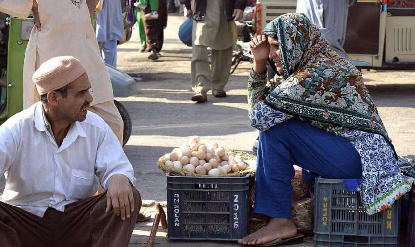 راولپنڈی:محنت کش خاتون خاتون دیسی انڈے فروخت کر رہی ہے۔