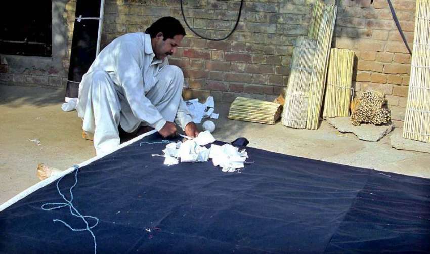 فیصل آباد: محنت کش فینسی چکیں بنانے میں مصروف ہے۔