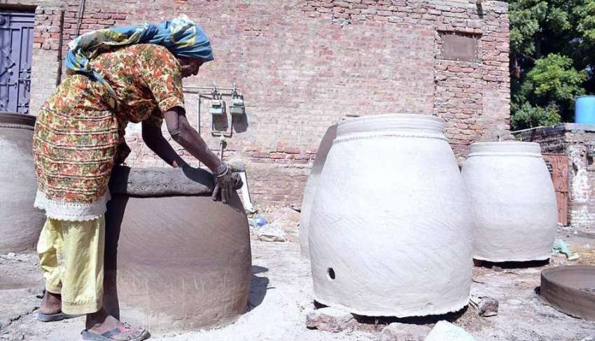 حیدر آباد: ایک معمر خاتون تندور بنانے میں مصروف ہے۔