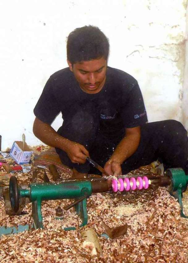 چنیوٹ: کار پینٹر اپنی ورکشاپ پر فرنیچر بنانے میں مصروف ہے۔