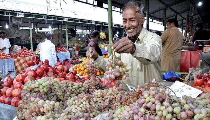 اسلام آباد: ریڑھی بان موسمی پھل فروخت کے لیے گاہکوں کا منتظر ..